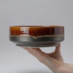 Peut inclure: Un ensemble de trois tasses en céramique avec une finition mate et mouchetée. Les tasses sont dans des tons crème, gris clair et gris foncé. Chaque tasse a un design simple et minimaliste, parfait pour le café ou le thé.