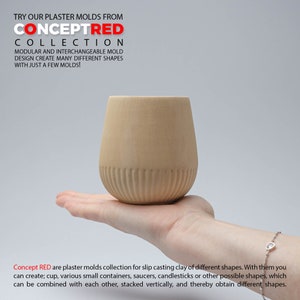 Peut inclure: Un moule en plâtre beige pour couler du slip d'argile en forme de tasse. Le moule est tenu dans la main d'une personne. Le texte "Concept RED" est visible sur l'image.