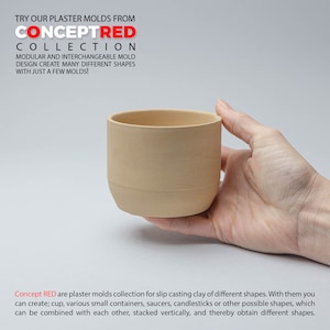 Könnte beinhalten: Eine beige Gipsform zum Slip Casting von Ton. Die Form ist tassenförmig und wird in der Hand einer Person gehalten. Die Form ist Teil einer Sammlung von Gipsformen zur Herstellung verschiedener Formen, darunter Tassen, Behälter, Untertassen und Kerzenhalter.