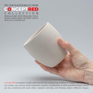 Könnte beinhalten: Eine weiße Keramiktasse, die mit Gipsformen hergestellt wurde. Die Tasse wird in einer Hand gehalten. Der Text "Concept RED" ist auf dem Bild zu sehen.