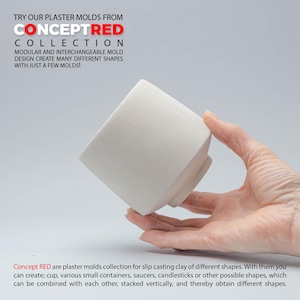 Puede incluir: Taza de cerámica blanca hecha con moldes de yeso. La taza está siendo sostenida en una mano. El texto "Concept RED Collection" es visible en el fondo.