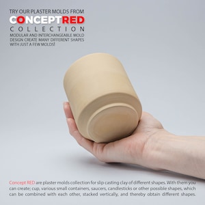 Könnte beinhalten: Eine beige Gipsform zum Slip Casting von Ton. Die Form ist tassenförmig und wird in einer Hand gehalten. Der Text "Concept RED" ist auf dem Bild zu sehen.