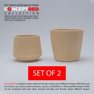 以下が含まれることがあります： 粘土を流し込むための石膏型2個セット。型はベージュで、2種類のカップの形を作ることができます。"SET OF 2"という文字が白地に赤で印刷されています。