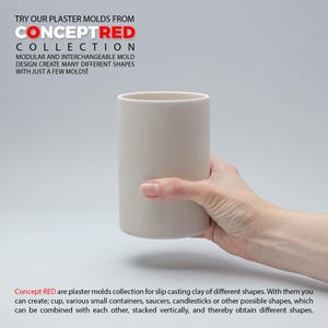 Peut inclure: Un moule en plâtre blanc pour le coulage à la barbotine. Le moule est cylindrique et est tenu dans une main. Le moule fait partie d'une collection de moules en plâtre pour créer différentes formes, notamment des tasses, des contenants, des soucoupes et des bougeoirs.