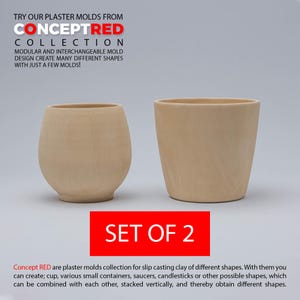 Puede incluir: Conjunto de dos moldes de yeso para fundir arcilla. Los moldes están diseñados para crear una taza y una forma cilíndrica más alta. Los moldes están hechos de un material marrón claro. El texto "SET OF 2" está impreso en rojo sobre un fondo blanco.