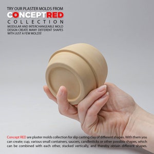 Puede incluir: Un molde de yeso beige para el vaciado en barbotina de arcilla. El molde tiene la forma de un tazón o taza pequeño. El molde está siendo sostenido en la mano de una persona. Concept RED es una colección de moldes de yeso para el vaciado en barbotina de arcilla de diferentes formas. Con ellos puedes crear: una taza, varios recipientes pequeños, platillos, candelabros u otras formas posibles, que se pueden combinar entre sí, apilar verticalmente y así obtener diferentes formas.