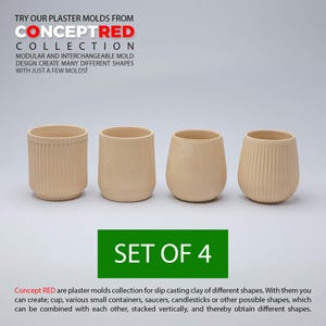 Pode incluir: Conjunto de quatro moldes de gesso bege para fundir argila. Os moldes são projetados para criar diferentes formas, incluindo xícaras, recipientes, pires e castiçais. O texto "SET OF 4" está impresso em verde sobre um fundo branco.