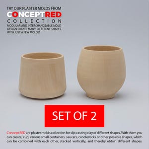 Może przedstawiać: Zestaw dwóch drewnianych form gipsowych do odlewania gliny. Formy są zaprojektowane do tworzenia różnych kształtów, takich jak kubki, pojemniki, spodki i świeczniki. Formy są modułowe i wymienne, co pozwala na tworzenie różnych kształtów przy użyciu tylko kilku form. "Concept RED" jest nadrukowane na górze obrazu.