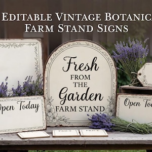 Puede incluir: Exhibición de letreros vintage de puestos de granja botánicos con los textos "Fresh From The Garden" y "Open Today". Los letreros crema tienen texto negro y detalles florales, rodeados de lavanda y vegetación.