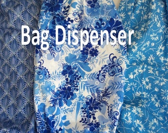 Distributeur de sacs en plastique bleu ReCycle TAILLE : 19 po. de haut x 20 po. au choix : géométrique, floral, marguerite, livraison incluse, fonctionne aussi pour les chiffons !