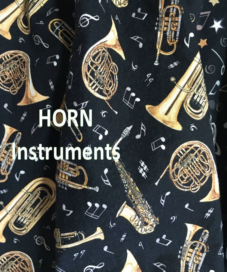 Thème MUSIQUE Rose, cors et trompette, MUSIQUE classique, instruments Distributeur de sacs en plastique recyclé Bag Tube 18 po. de haut Prêt à expédier inclus HORN Instruments