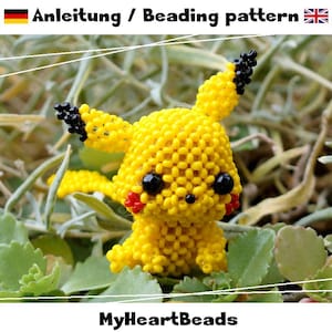 Puede incluir: Una figura de Pikachu amarilla hecha de cuentas, con ojos negros y boca roja. La figura está sobre hojas verdes. El texto "Anleitung / Beading pattern" se encuentra en la parte superior.
