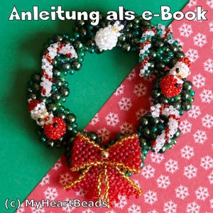 Puede incluir: Una corona navideña hecha a mano con cuentas verdes, con detalles de bastones de caramelo rojos y blancos, figuras de muñecos de nieve y un gran lazo rojo con detalles dorados. El texto "Anleitung als e-Book" está en la parte superior.