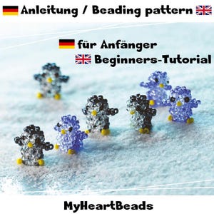 Op de afbeelding: Een verzameling van kralen pinguïn beeldjes in verschillende tinten blauw en zwart, met gele voeten en snavels, geplaatst op een besneeuwd oppervlak. De tekst luidt "Anleitung / Beading pattern" en "Beginners-Tutorial".