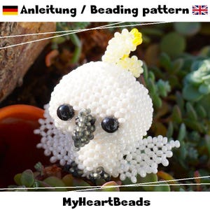 Könnte beinhalten: Eine aus kleinen weißen Perlen gefertigte Kakadu-Figur mit gelbem Kamm, schwarzen Augen und einem dunkelgrauen Schnabel. Der Text "Anleitung / Beading pattern" steht oben und "MyHeartBeads" ist am unteren Bildrand aufgedruckt.