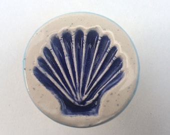 ハンドメイドのホタテ貝のノブ：青と白の航海風キャビネットの取っ手