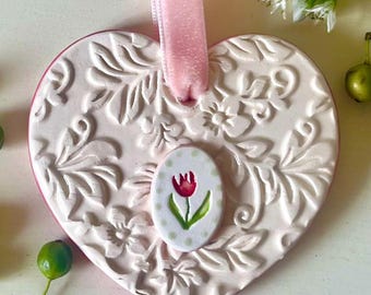 Adorno de corazón de tulipán, adorno floral de corazón de cerámica hecho a mano, regalo
