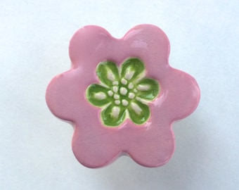 Handgjord knopp i rosa blommönster: Keramisk lådhandtag, borstad nickelbas