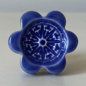 Ceramiczna gałka w kształcie kwiatka w kolorze szafirowym – ręcznie robiona gałka do szafki | Uchwyt do szuflady z motywem kwiatowym | Akcesoria do wystroju rustykalnego i wiejskiego | Uchwyty meblowe