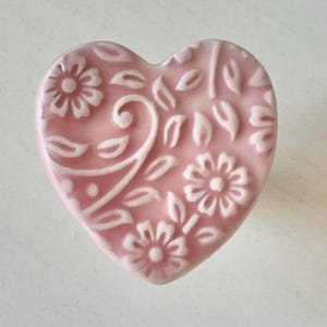 Herzförmiger Keramikknopf in Rosa, floraler Schrankknopf, handgefertigter Schubladengriff, Landhaus-Kommodenknopf, Kinderzimmer-Accessoires