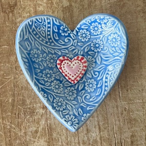 Blaue Blumen-Herz-Teller, Herz-Ring-Teller, Keramik-Teller, handgemachte Herz-Teller