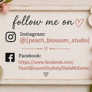 Pu&ograve; includere: Un cartello rettangolare con sfondo bianco e cornice in legno, decorato con fiori di ciliegio rosa e un ornamento a forma di cuore verde. Il testo recita: follow me on, Instagram: @[peach_blossom_studio] e Facebook: https://www.facebook.com/PeachBlossomStudiobySheilaMcKenna/.
