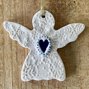 Blaue und weiße Schneeflocke Engel Verzierung, handgemachte Verzierung, Verzierung Geschenk, Andenken Verzierung, Keramikverzierung, Schutzengel