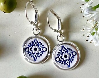 Pendientes de cerámica hechos a mano en azul y blanco, pendientes de plata de ley con cierre de palanca, joyería inspirada en azulejos españoles.