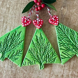 Adorno navideño de cedro hecho a mano: Corazón rojo