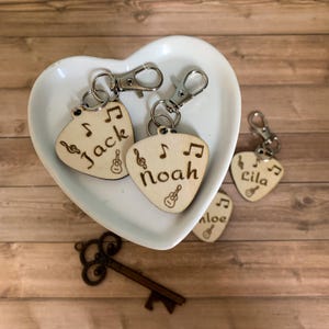 Houten plectrumsleutelhanger, gitarist hanger, muzikant cadeau, aangepaste pick-sleutelhanger, gepersonaliseerde gegraveerde plectrum, sleutelhanger muziekontwerp
