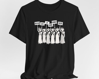 Camiseta "Votando como una chica desde 1920" / Camiseta blanca con estampado de sufragista sobre fondo oscuro / Camiseta de derechos de la mujer / Regalo feminista / Camiseta Bella Canvas