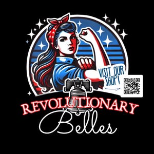 Puede incluir: Una ilustraci&oacute;n roja, blanca y azul de una mujer con el pu&ntilde;o en alto. La mujer lleva una bandana roja, blanca y azul y una camisa azul. La imagen incluye una Campana de la Libertad y el texto "Revolutionary Belles" y "&iexcl;Visita nuestra tienda!" con un c&oacute;digo QR.