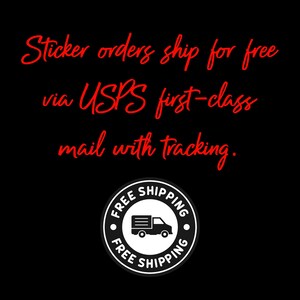 Puede incluir: Una pegatina en blanco y negro con el texto "FREE SHIPPING" en un c&iacute;rculo alrededor de un cami&oacute;n de reparto. El texto "Sticker orders ship for free via USPS first-class mail with tracking." est&aacute; escrito en rojo encima de la pegatina.