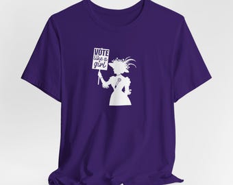 Camiseta Vote Like a Girl / Camiseta blanca con estampado de sufragista sobre fondo oscuro / Camiseta de derechos de la mujer / Regalo feminista / Bella Canvas / Envío gratis