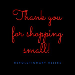Puede incluir: Texto rojo sobre fondo negro que dice "&iexcl;Gracias por comprar en peque&ntilde;o!" con las palabras "REVOLUTIONARY BELLES" en azul debajo.