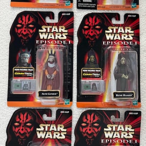 Könnte beinhalten: Sechs Star Wars Episode I-Actionfiguren in Originalverpackung. Zu den Charakteren gehören Destroyer Droid, Senator Palpatine, Nute Gunray, Rune Haako, Yoda und R2-D2. Jede Figur befindet sich in einer transparenten Kunststoffhülle mit rotem und schwarzem Hintergrund.