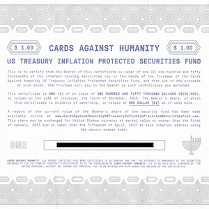 以下が含まれることがあります： 「CARDS AGAINST HUMANITY」と「US TREASURY INFLATION PROTECTED SECURITIES FUND」の文字が入った、装飾的な縁取りのある白い証明書。 1.00ドルの価値を示し、詳細な財務情報が含まれています。