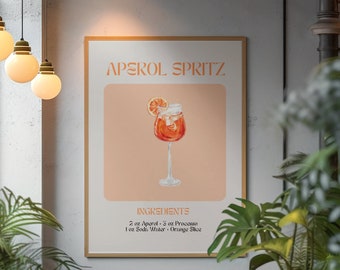 Pode incluir: Um poster imprimível com fundo pêssego e uma ilustração em aquarela de um coquetel Aperol Spritz. O poster tem o texto "Aperol Spritz" e "Ingredientes: 2 oz Aperol - 3 oz Processo - 1 oz Soda Water - Fatia de laranja".