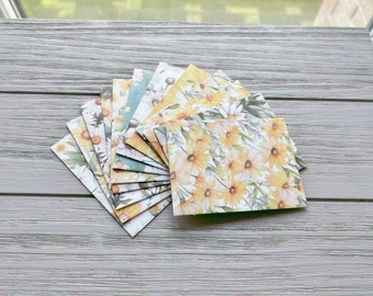Lot de 12 mini-enveloppes à motifs assortis / 8 cm x 10,7 cm / Enveloppe faite main sur le thème des marguerites blanches et jaunes / Scrapbooking / Idée cadeau