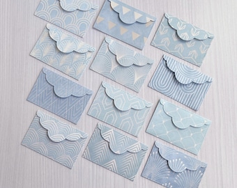 Set di 12 mini buste fatte a mano in carta blu fantasia 5,2 cm x 7,9 cm / Cartoncino bianco con pittura ad acquerello 4,5 cm x 7,1 cm / Adesivo a forma di cuore
