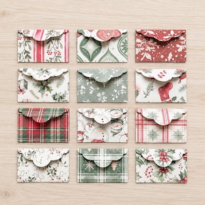 Set med 12 handgjorda minikuvert av papper med julmönster 5,2 cm x 7,9 cm / Akvarellmålning Blank kartong 4,5 cm x 7,1 cm / hjärtklistermärke