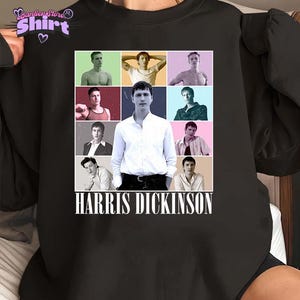 Puede incluir: Sudadera negra con un collage de imágenes de Harris Dickinson, con un retrato central y otras fotos. El nombre "HARRIS DICKINSON" está impreso en blanco debajo. La sudadera tiene cuello redondo.