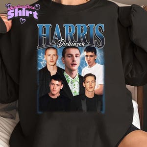 Puede incluir: Sudadera negra con un estampado gráfico de cuatro caras de hombres. El texto "HARRIS Dickinson" está impreso sobre las caras.