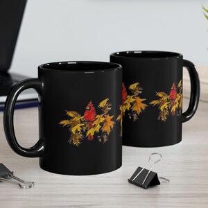 Schwarze Tasse (11oz, 15oz) Roter Kardinalvogel - Kaffeetasse für Naturliebhaber, Geschenk für Wildtierliebhaber, Teetasse für Vogelbeobachter, Geschenk für Vogelliebhaber,
