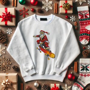 Puede incluir: Sudadera blanca de cuello redondo con un gráfico de Papá Noel montando en monopatín. La ilustración de Papá Noel es en rojo y dorado, montando en un monopatín amarillo y naranja. La imagen está rodeada de decoraciones navideñas.