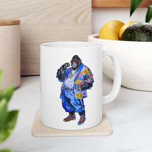 Puede incluir: Un juego de tres tazas de cerámica con un acabado mate moteado. Las tazas son en tonos crema, gris claro y gris oscuro. Cada taza tiene un diseño simple y minimalista, ideal para café o té.