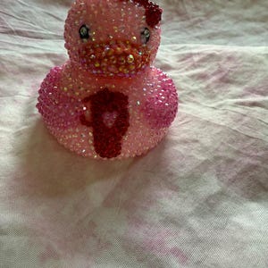 Patito de café con adornos de San Valentín