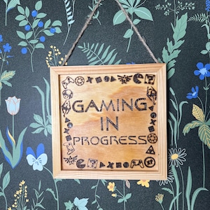 Letrero colgante para puerta &quot;Juego en curso&quot; grabado en madera