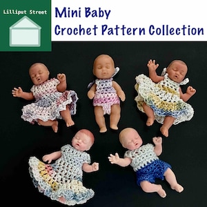 Könnte beinhalten: Fünf Miniatur-Babypuppen in farbenfrohen, handgefertigten Häkeloutfits. Die Puppen liegen auf einer schwarzen Oberfläche. Der Text "Mini Baby Crochet Pattern Collection" befindet sich oben im Bild.