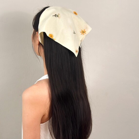 Embroidered Daisy Cotton Headscarf: Personalized Wildflower Bandana
